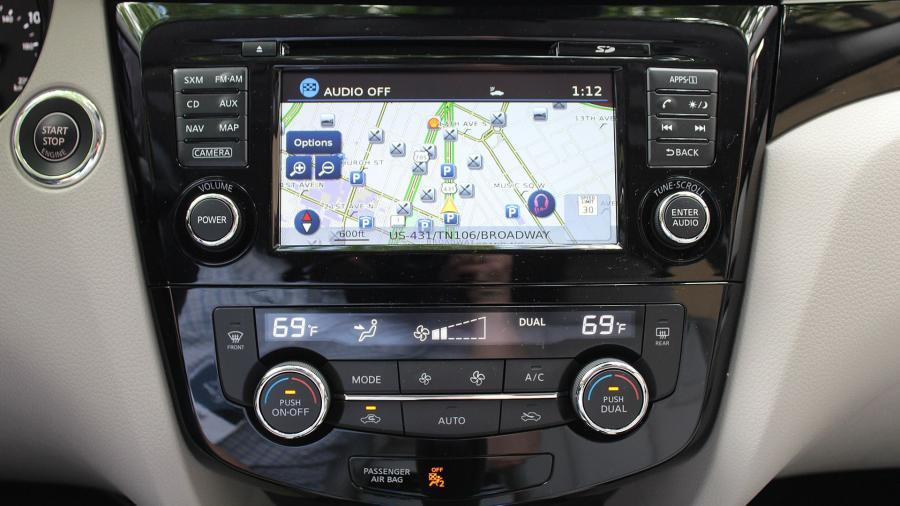 Детали интерьера Nissan Rogue Sport 2017 года  (фото 49 из 71)